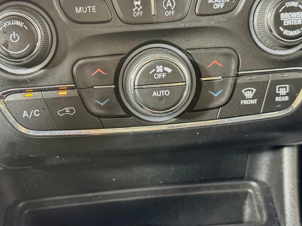 Used 2019 Jeep Cherokee Limited FWD image 18