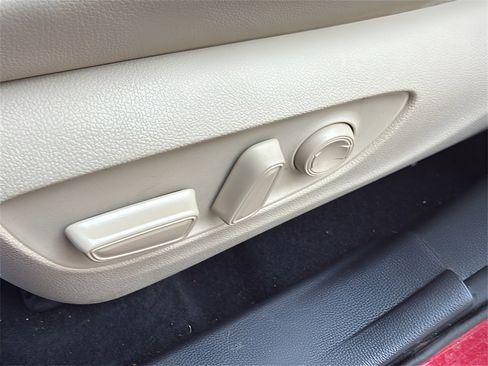 Used 2020 Toyota Highlander XLE image 23