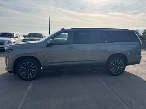 Used 2023 Cadillac Escalade ESV Sport image 2