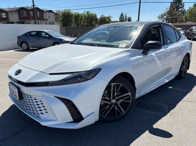 Used 2025 Toyota Camry XSE FWD image 2