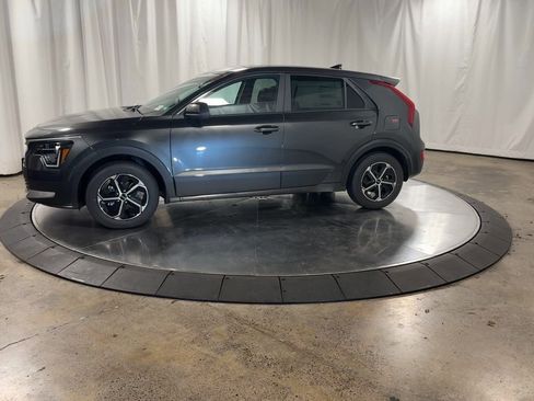 Certified 2025 Kia Niro LX image 5