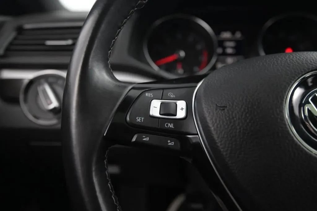 Used 2018 Volkswagen Passat GT FWD image 18