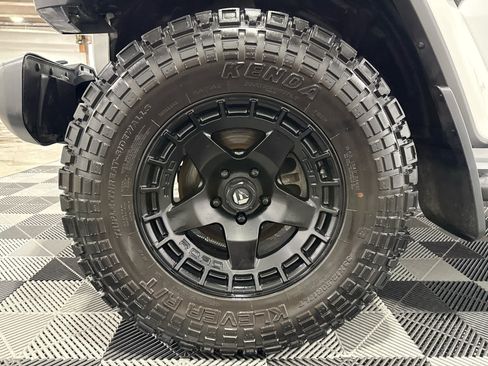 Used 2020 Jeep Wrangler Unlimited Sahara AWD/4WD image 25