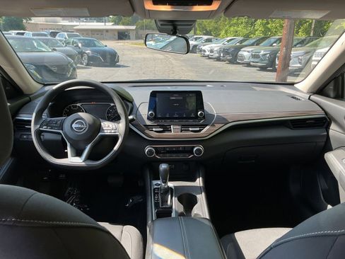 Used 2025 Nissan Altima 2.5 SV FWD image 28