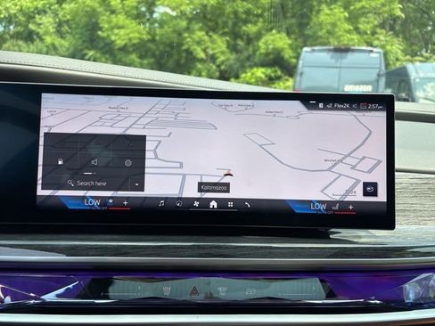 Used 2025 BMW 750e xDrive image 35