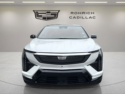 Certified 2025 Cadillac Optiq Luxury 2 AWD/4WD image 2