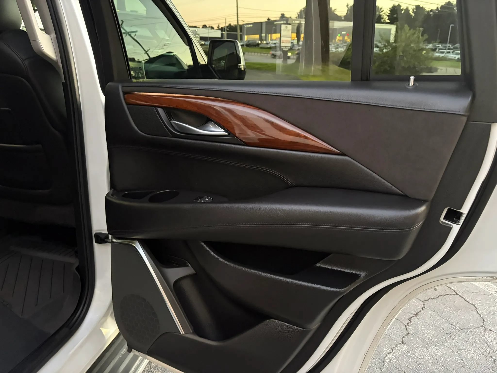 Used 2016 Cadillac Escalade Luxury AWD/4WD image 48