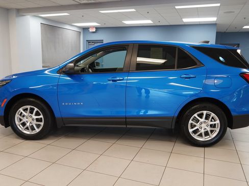 Used 2024 Chevrolet Equinox LS w/ LS Convenience Package FWD image 2
