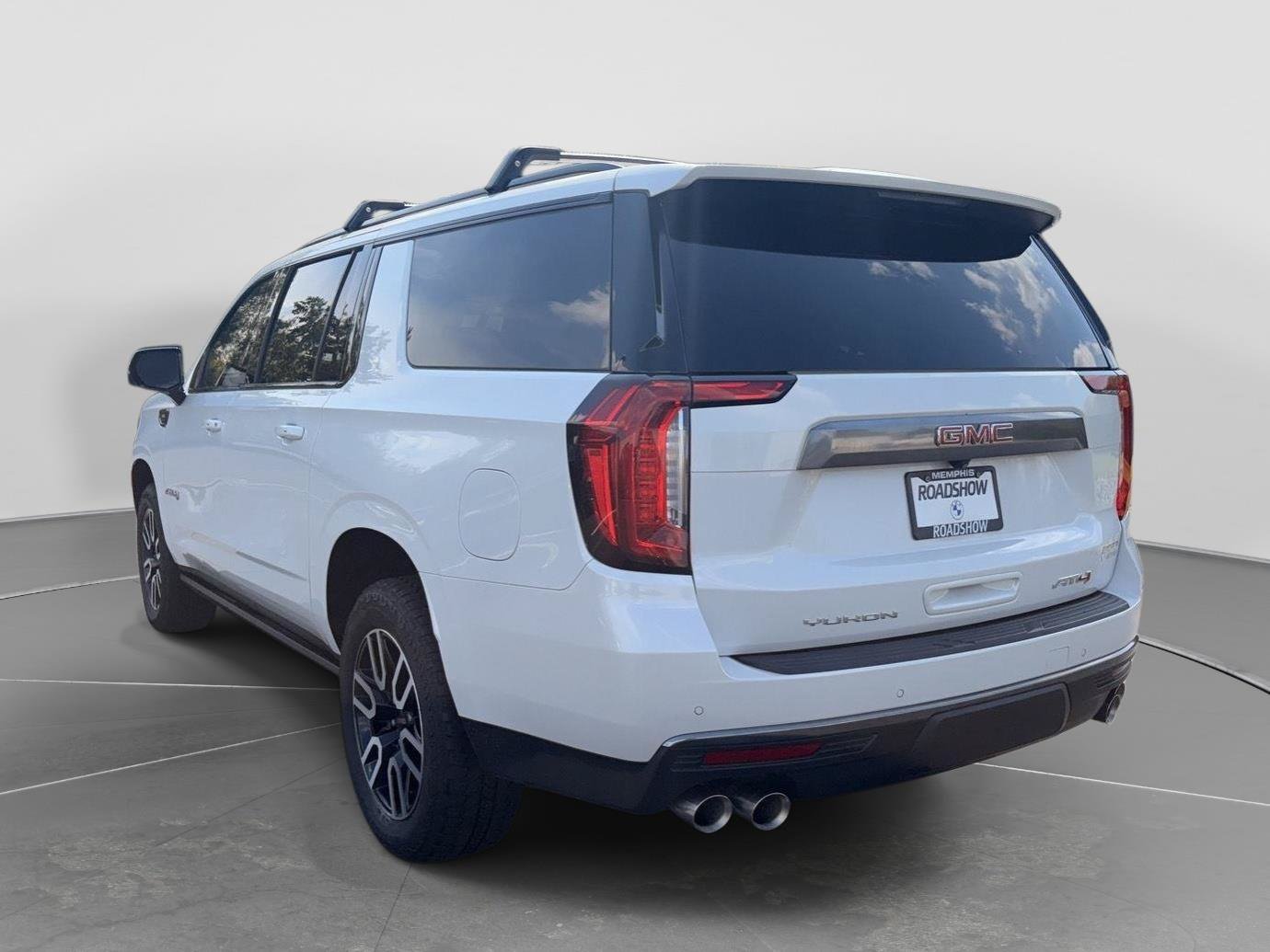 Used 2024 GMC Yukon XL AT4 w/ Technology Package AWD/4WD image 3