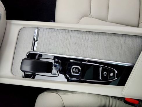 New 2026 Volvo V60 B5 Cross Country Plus w/ Climate Package AWD/4WD image 22