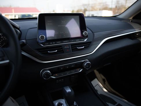 Used 2025 Nissan Altima 2.5 SV image 12