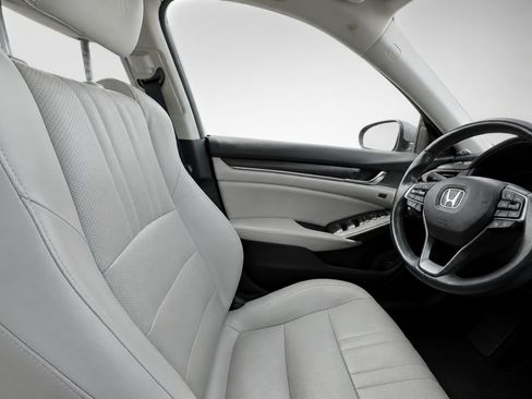 Used 2018 Honda Accord Touring image 17