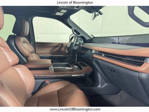 New 2026 Lincoln Navigator Reserve AWD/4WD image 17