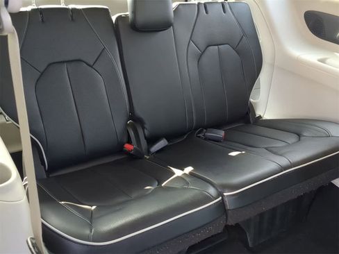 Used 2023 Chrysler Pacifica Limited image 29