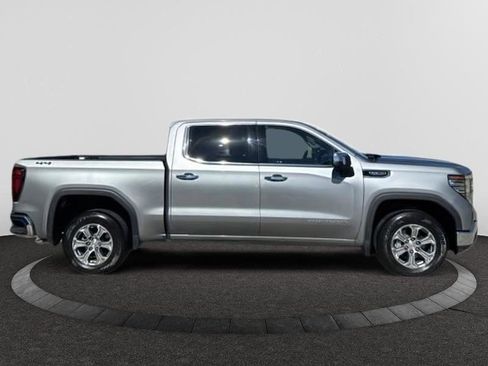 Used 2024 GMC Sierra 1500 SLT image 2