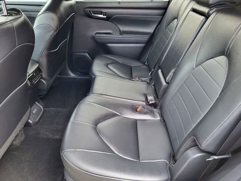 Used 2025 Toyota Highlander XLE image 21