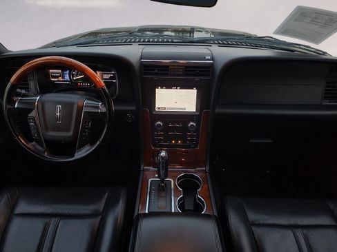 Used 2016 Lincoln Navigator Select image 17