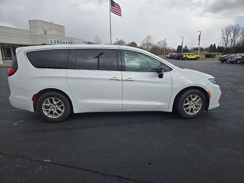 Used 2024 Chrysler Pacifica Touring-L image 5