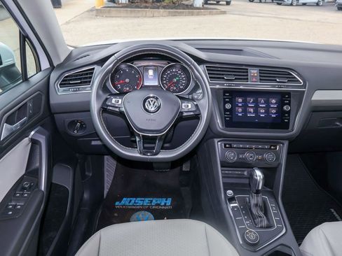Used 2021 Volkswagen Tiguan SE w/ Panoramic Sunroof Package image 17