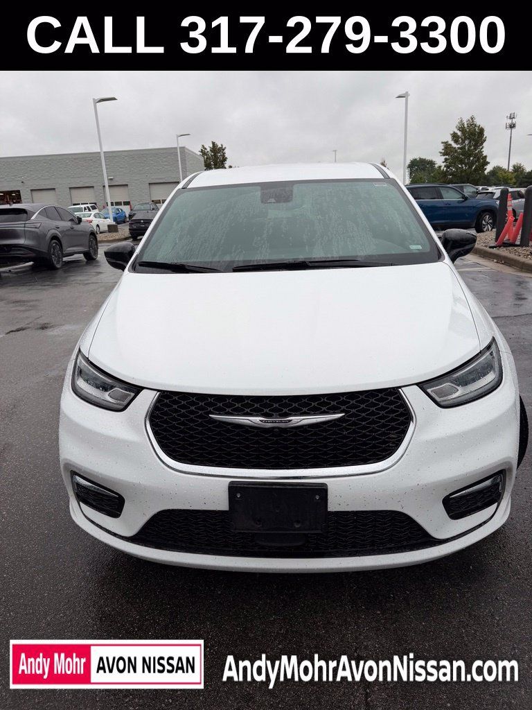 Used 2025 Chrysler Pacifica Select FWD image 2
