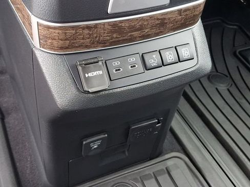 Used 2025 Toyota Sienna Platinum AWD/4WD image 19