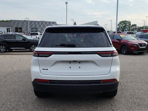 Used 2022 Jeep Grand Cherokee Altitude AWD/4WD image 6