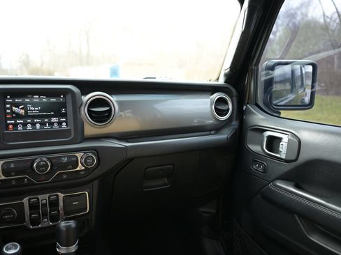 Used 2018 Jeep Wrangler Unlimited Sahara AWD/4WD image 21