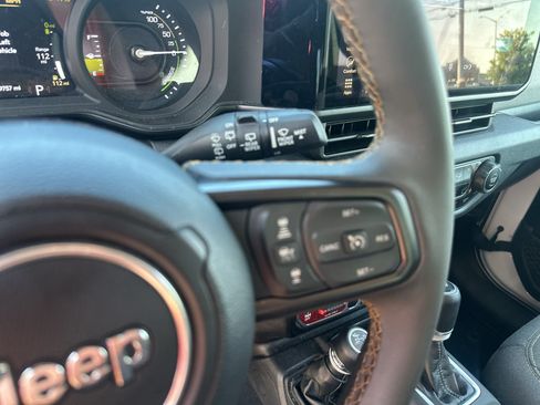Used 2024 Jeep Wrangler Unlimited AWD/4WD image 17