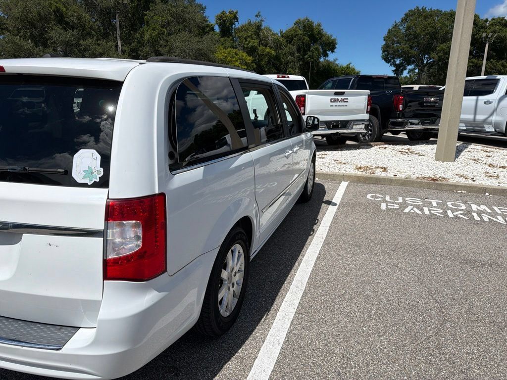 Used 2016 Chrysler Town & Country Touring FWD image 10