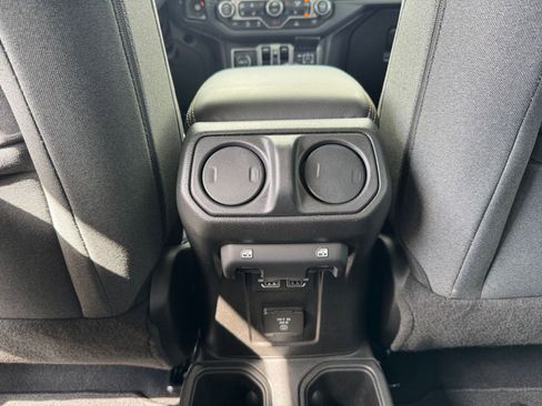 Used 2025 Jeep Wrangler Sahara image 23