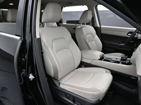 Used 2025 Nissan Pathfinder SL FWD image 30