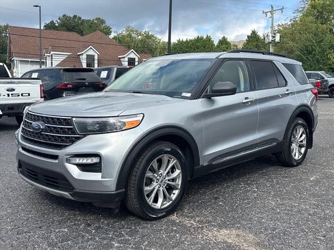 Used 2022 Ford Explorer XLT AWD/4WD image 3