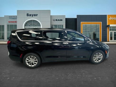 New 2027 Chrysler Pacifica Select AWD/4WD image 9