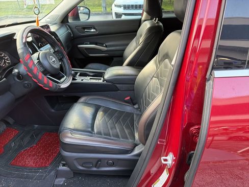 Used 2022 Nissan Pathfinder Platinum w/ Cargo Package FWD image 8