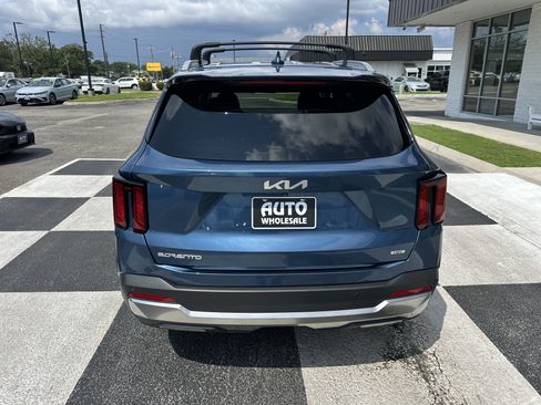 Used 2025 Kia Sorento EX FWD image 4