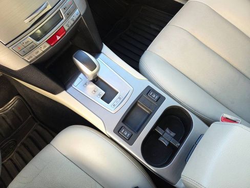 Used 2010 Subaru Outback 2.5i Limited image 19