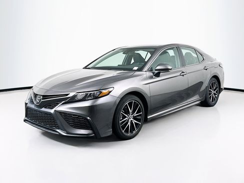 Used 2023 Toyota Camry SE image 3