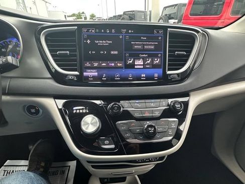 Used 2023 Chrysler Pacifica Touring-L FWD image 15