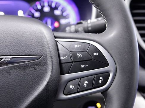 Used 2024 Chrysler Pacifica Touring-L image 29