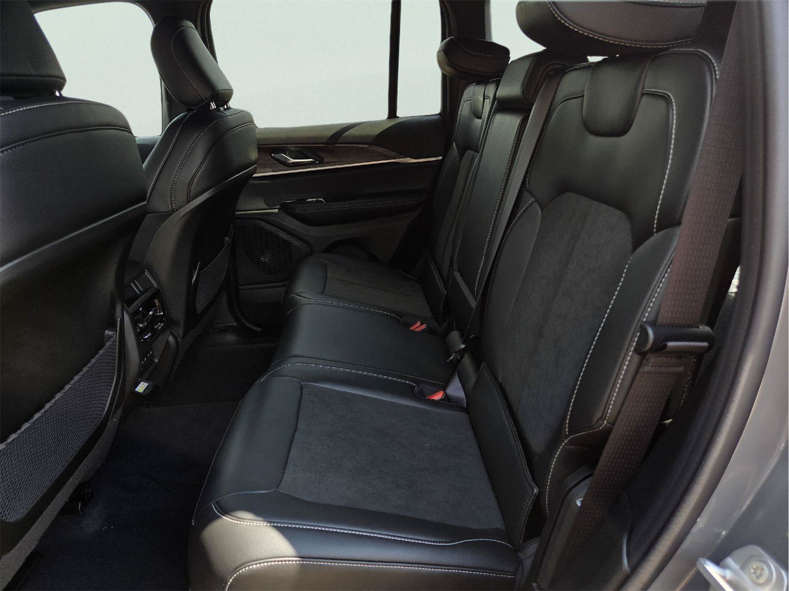 New 2027 Jeep Grand Cherokee Altitude RWD image 15