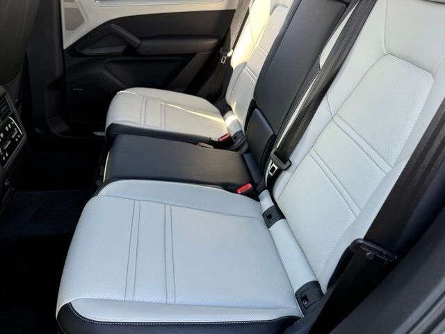 Used 2024 Porsche Cayenne AWD/4WD image 24