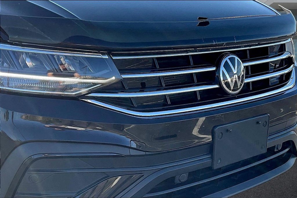 Used 2023 Volkswagen Tiguan SE AWD/4WD image 32