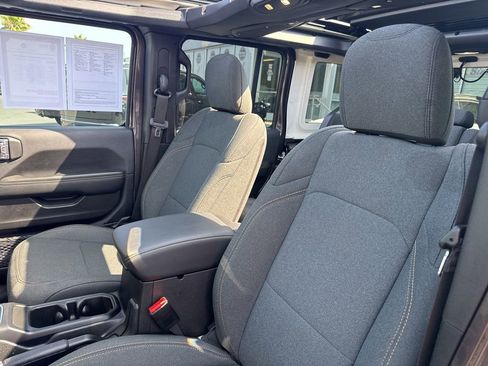 Used 2025 Jeep Wrangler Unlimited Sahara w/ Safety Group AWD/4WD image 15