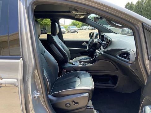 Used 2025 Chrysler Pacifica Limited FWD image 13