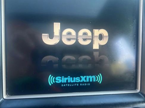 Used 2015 Jeep Grand Cherokee Limited w/ Luxury Group II image 23