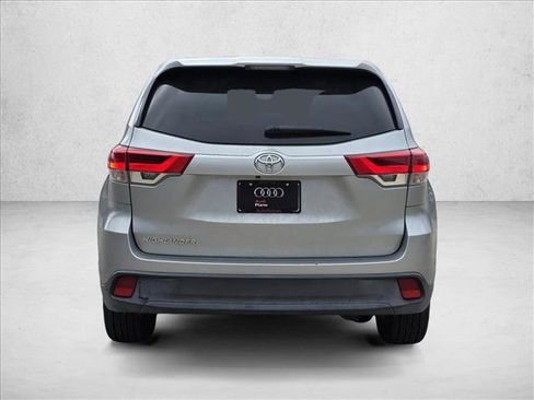 Used 2017 Toyota Highlander LE image 5