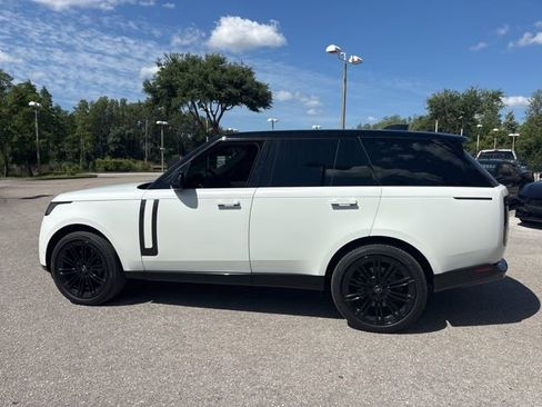 Used 2025 Land Rover Range Rover SE image 11