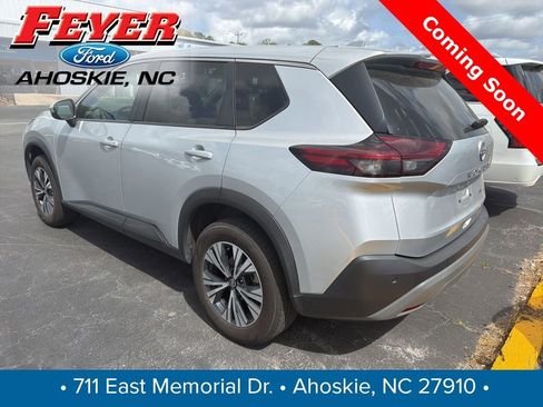 Used 2023 Nissan Rogue SV image 2