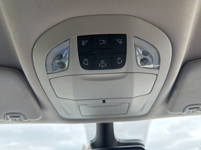 Used 2023 Chrysler Pacifica Touring-L FWD image 38