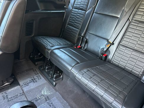 Used 2024 Cadillac Escalade ESV Premium Luxury Platinum AWD/4WD image 17